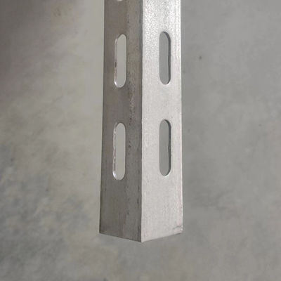 Pre Punched Slotted Metal Angle Iron Beam Bar em forma de L ODM