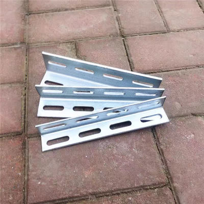 Pre Punched Slotted Metal Angle Iron Beam Bar em forma de L ODM